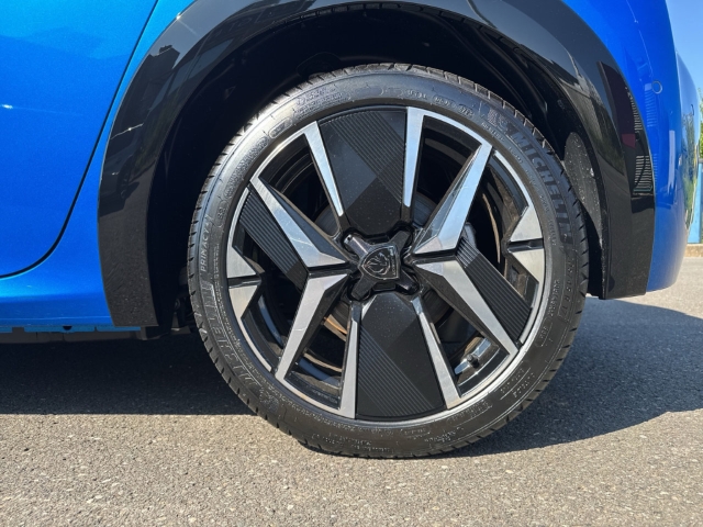 Fahrzeugabbildung Peugeot e-208 e- GT+ Elektromotor 156