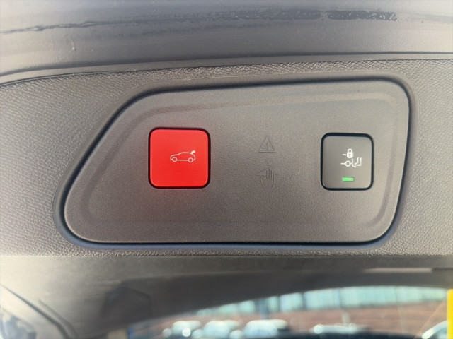 Fahrzeugabbildung Peugeot 3008 GT Navi Digitales Cockpit 360 Kamera LED ACC El. Heckklappe 2-Zonen-Klimaautom - mit KI generiert/bearbeitet