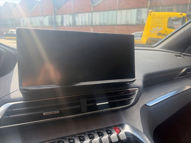 Fahrzeugabbildung Peugeot 3008 GT Navi Digitales Cockpit 360 Kamera LED ACC El. Heckklappe 2-Zonen-Klimaautom - mit KI generiert/bearbeitet