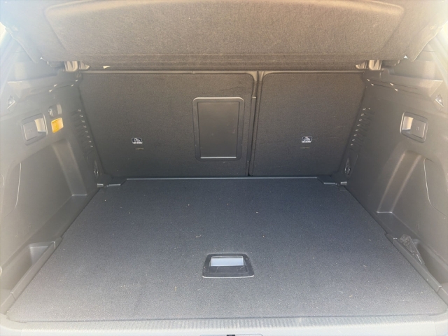 Fahrzeugabbildung Peugeot 3008 GT Navi Digitales Cockpit 360 Kamera LED ACC El. Heckklappe 2-Zonen-Klimaautom - mit KI generiert/bearbeitet