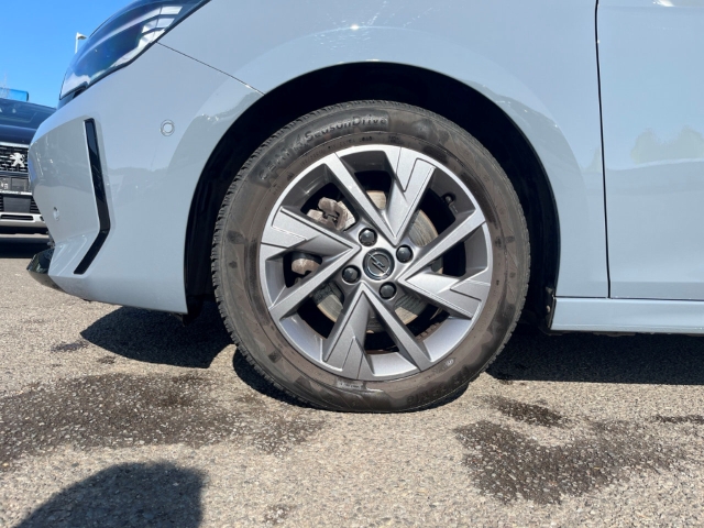 Fahrzeugabbildung Opel Corsa Apple CarPlay Android Auto Musikstreaming DAB SHZ LenkradHZG Spurhalteass. Verkehrszeichenerk.