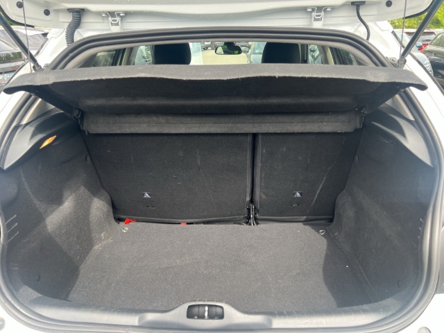 Fahrzeugabbildung Citroen C4 Cactus Shine Navi Klimaautom SHZ Keyless Spurhalteass. Verkehrszeichenerk. Rückfahrkam. - mit KI generiert/bearbeitet