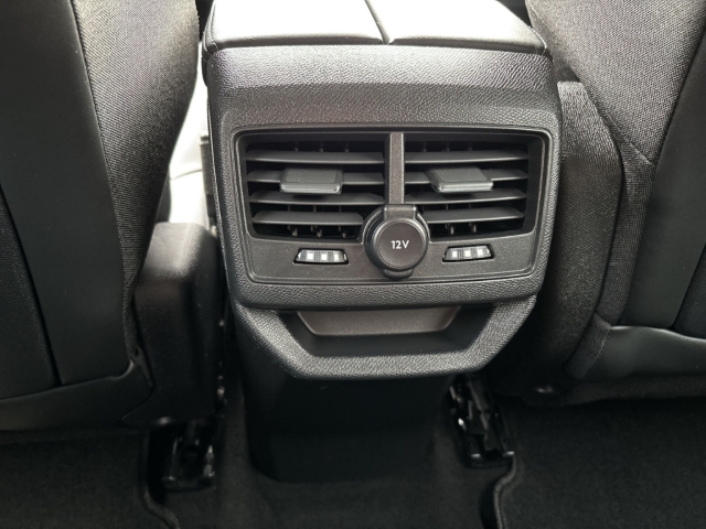 Fahrzeugabbildung Peugeot 3008 Hybrid 225 Allure Pack Navi Digitales Cockpit LED ACC 2-Zonen-Klimaautom DAB