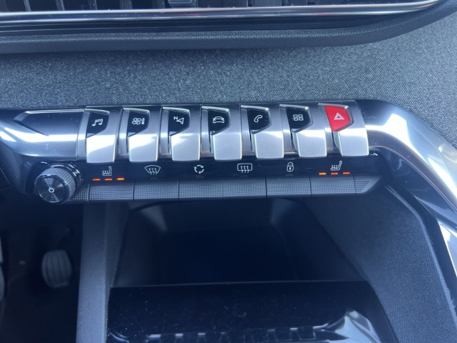 Fahrzeugabbildung Peugeot 5008 Allure Pack 7-Sitzer Navi Digitales Cockpit LED 2-Zonen-Klimaautom DAB Ambientebeleuchtung
