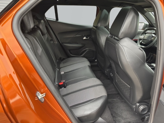 Fahrzeugabbildung Peugeot 2008 GT 1.2 PureTech El. Panodach Navi Digitales Cockpit LED ACC Klimaautom Fahrerprofil