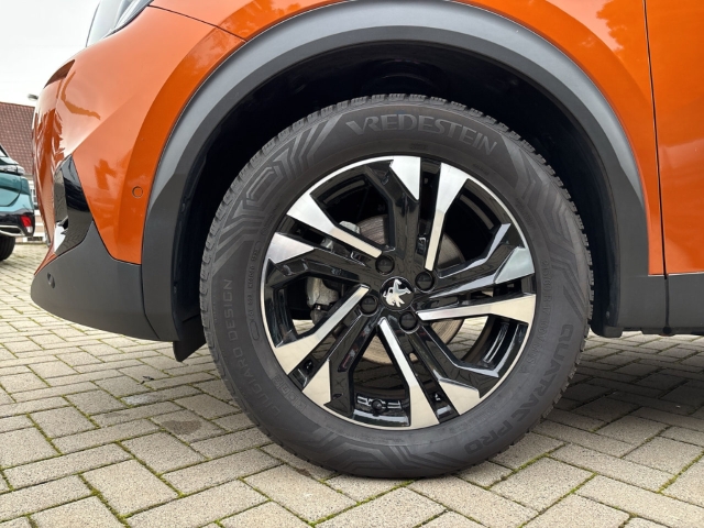 Fahrzeugabbildung Peugeot 2008 GT 1.2 PureTech El. Panodach Navi Digitales Cockpit LED ACC Klimaautom Fahrerprofil