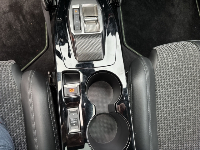 Fahrzeugabbildung Peugeot 2008 GT 1.2 PureTech El. Panodach Navi Digitales Cockpit LED ACC Klimaautom Fahrerprofil