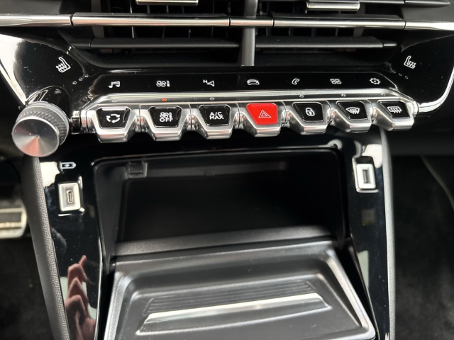Fahrzeugabbildung Peugeot 2008 GT 1.2 PureTech El. Panodach Navi Digitales Cockpit LED ACC Klimaautom Fahrerprofil
