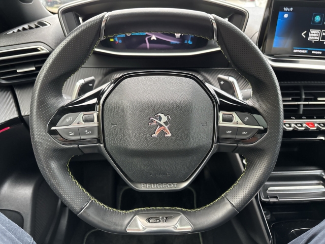 Fahrzeugabbildung Peugeot 2008 GT 1.2 PureTech El. Panodach Navi Digitales Cockpit LED ACC Klimaautom Fahrerprofil