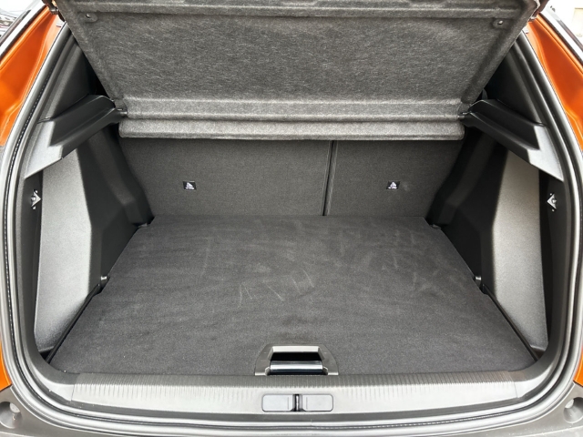 Fahrzeugabbildung Peugeot 2008 GT 1.2 PureTech El. Panodach Navi Digitales Cockpit LED ACC Klimaautom Fahrerprofil