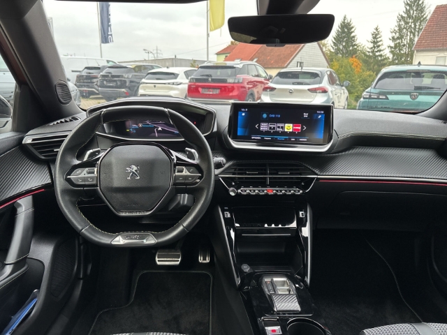 Fahrzeugabbildung Peugeot 2008 GT 1.2 PureTech El. Panodach Navi Digitales Cockpit LED ACC Klimaautom Fahrerprofil