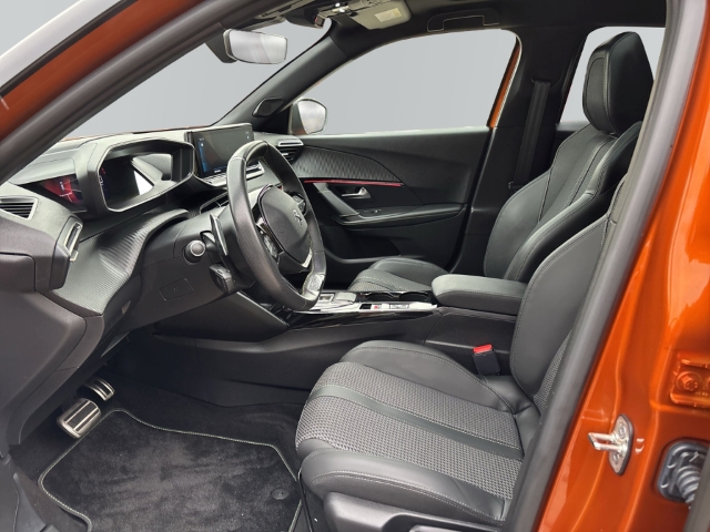 Fahrzeugabbildung Peugeot 2008 GT 1.2 PureTech El. Panodach Navi Digitales Cockpit LED ACC Klimaautom Fahrerprofil
