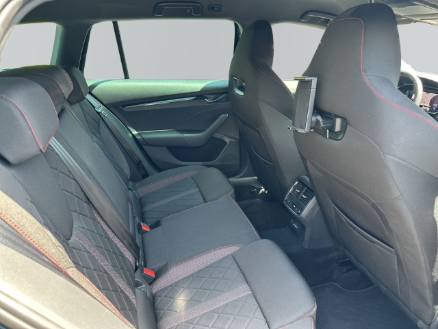 Fahrzeugabbildung SKODA Octavia Combi RS 4x4 AHK-klappbar Navi Digitales Cockpit Soundsystem LED Blendfreies Fernl.