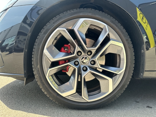Fahrzeugabbildung SKODA Octavia Combi RS 4x4 AHK-klappbar Navi Digitales Cockpit Soundsystem LED Blendfreies Fernl.