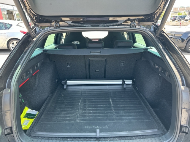 Fahrzeugabbildung SKODA Octavia Combi RS 4x4 AHK-klappbar Navi Digitales Cockpit Soundsystem LED Blendfreies Fernl.