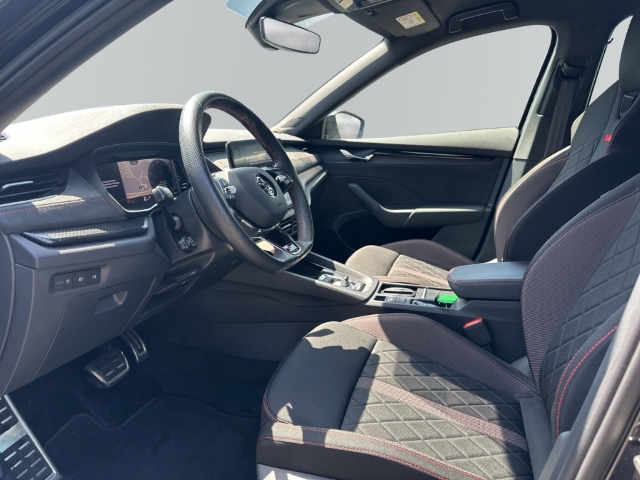 Fahrzeugabbildung SKODA Octavia Combi RS 4x4 AHK-klappbar Navi Digitales Cockpit Soundsystem LED Blendfreies Fernl.
