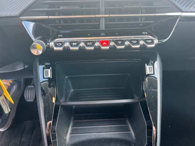 Fahrzeugabbildung Peugeot 208 Active Fahrerprofil DAB Keyless Spurhalteass. Verkehrszeichenerk. Notbremsass.