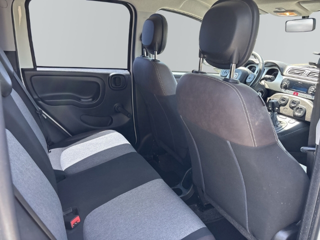 Fahrzeugabbildung Fiat Panda Cross 4x4 Mehrzonenklima Musikstreaming DAB SHZ Tel.-Vorb. PDC Berganfahrass. Winterpaket