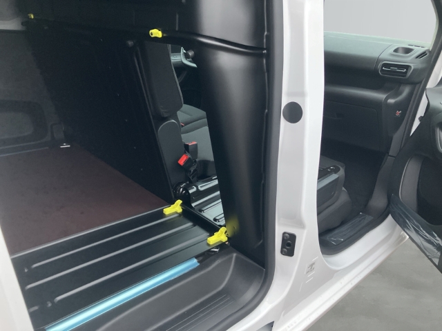 Fahrzeugabbildung Opel Combo E Basis Cargo Winter Paket Holz Boden und Wände LED Musikstreaming DAB Verkehrszeichenerk.