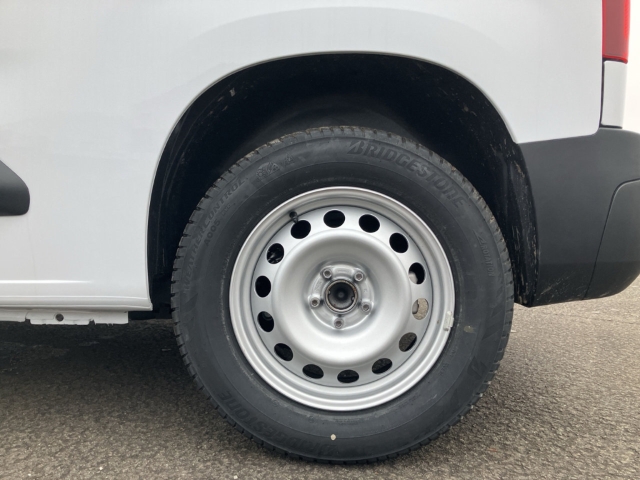 Fahrzeugabbildung Opel Combo E Basis Cargo Winter Paket Holz Boden und Wände LED Musikstreaming DAB Verkehrszeichenerk.