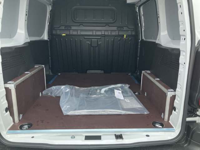 Fahrzeugabbildung Opel Combo E Basis Cargo Winter Paket Holz Boden und Wände LED Musikstreaming DAB Verkehrszeichenerk.