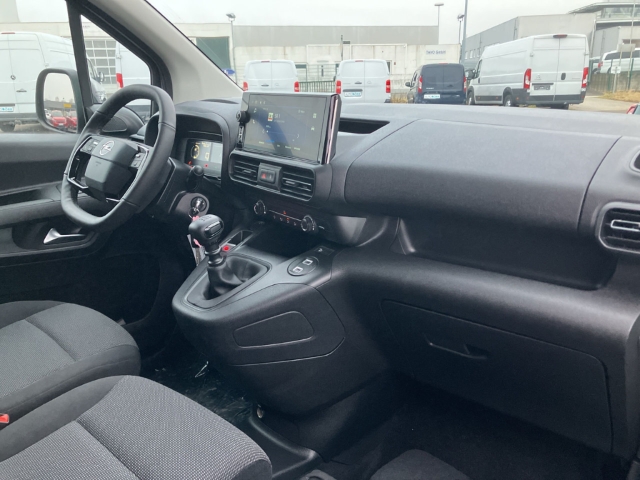 Fahrzeugabbildung Opel Combo E Basis Cargo Winter Paket Holz Boden und Wände LED Musikstreaming DAB Verkehrszeichenerk.