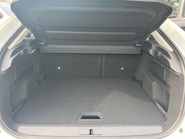 Fahrzeugabbildung Citroen C4 Feel LED Apple CarPlay Android Auto Mehrzonenklima DAB SHZ LenkradHZG Spurhalteass. - mit KI generiert/bearbeitet