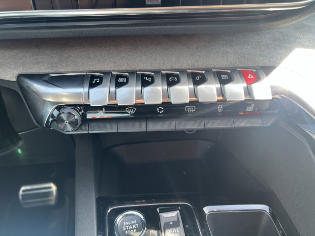 Fahrzeugabbildung Peugeot 3008 GT Navi Digitales Cockpit Soundsystem LED ACC El. Heckklappe 2-Zonen-Klimaautom - mit KI generiert/bearbeitet