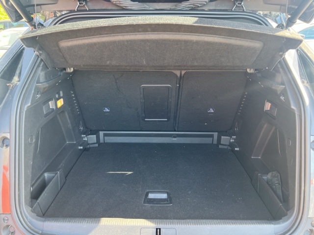 Fahrzeugabbildung Peugeot 3008 GT Navi Digitales Cockpit Soundsystem LED ACC El. Heckklappe 2-Zonen-Klimaautom - mit KI generiert/bearbeitet
