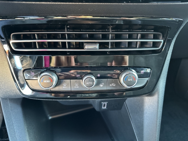 Fahrzeugabbildung Opel Mokka Edition Digitales Cockpit LED Apple CarPlay Android Auto Musikstreaming DAB Ambientebeleuchtung