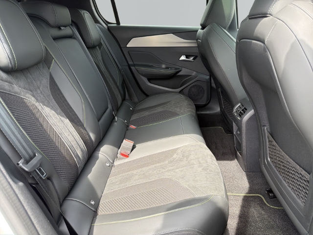 Fahrzeugabbildung Peugeot 308 GT El. Panodach Navi Memory Sitze Massagesitze LED Blendfreies Fernl. Kurvenlicht
