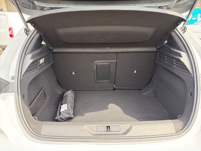 Fahrzeugabbildung Peugeot 308 GT El. Panodach Navi Memory Sitze Massagesitze LED Blendfreies Fernl. Kurvenlicht