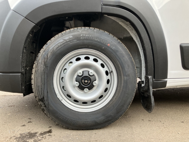 Fahrzeugabbildung Opel Movano Pritsche Doppelkabine 3,5t L4 AHK Navi Winter Techno Plus Worksite Visibility Paket