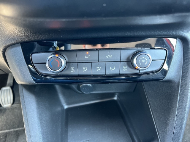 Fahrzeugabbildung Opel Corsa Edition Apple CarPlay Android Auto Musikstreaming DAB Spurhalteass. Verkehrszeichenerk.