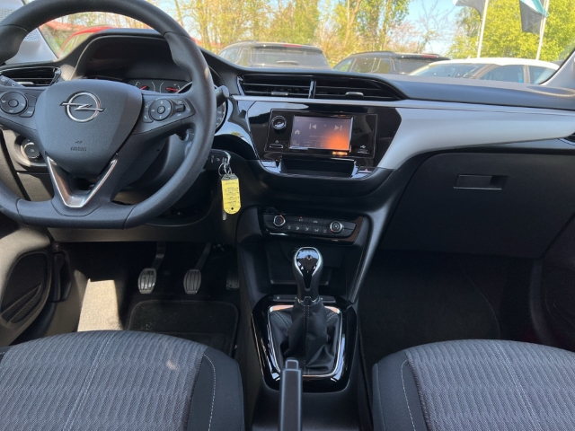 Fahrzeugabbildung Opel Corsa Edition Apple CarPlay Android Auto Musikstreaming DAB Spurhalteass. Verkehrszeichenerk.