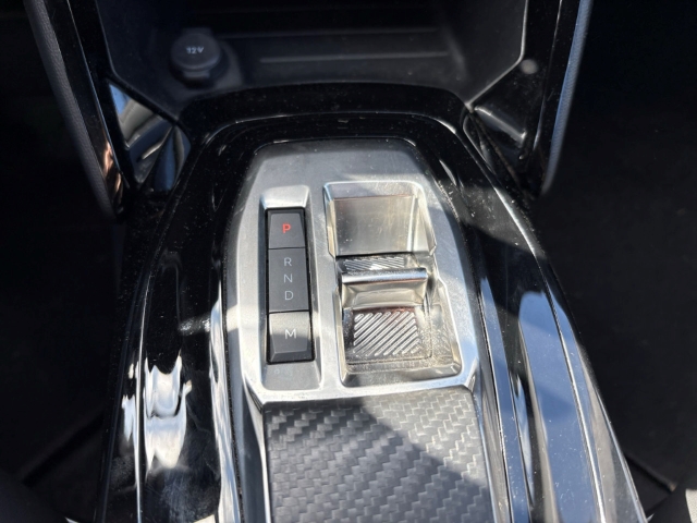 Fahrzeugabbildung Peugeot 2008 Allure LED Apple CarPlay Android Auto Klimaautom Musikstreaming DAB SHZ Spurhalteass. - mit KI generiert/bearbeitet