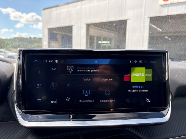 Fahrzeugabbildung Peugeot 2008 Allure LED Apple CarPlay Android Auto Klimaautom Musikstreaming DAB SHZ Spurhalteass. - mit KI generiert/bearbeitet