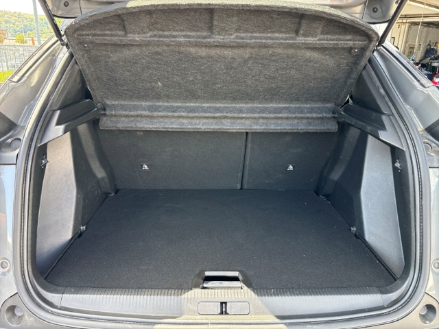 Fahrzeugabbildung Peugeot 2008 Allure LED Apple CarPlay Android Auto Klimaautom Musikstreaming DAB SHZ Spurhalteass. - mit KI generiert/bearbeitet