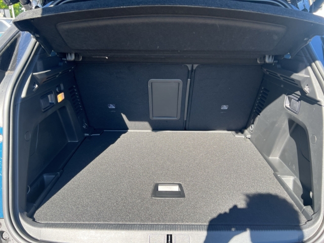Fahrzeugabbildung Peugeot 3008 Hybrid Allure Pack Navi Digitales Cockpit LED El. Heckklappe Apple CarPlay Android Auto - mit KI generiert/bearbeitet