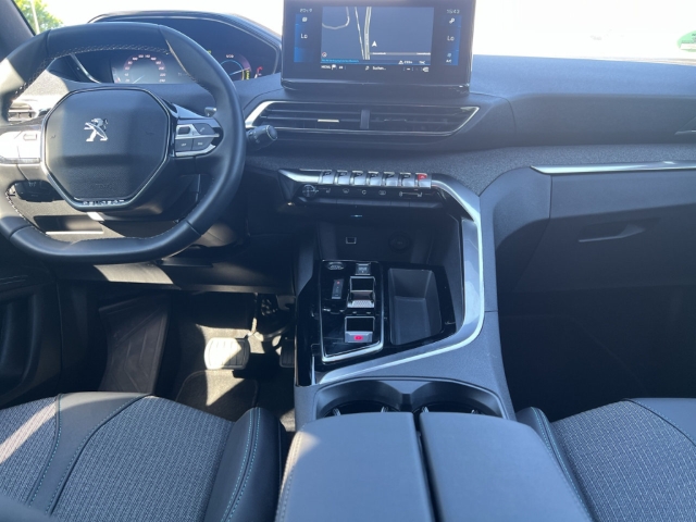 Fahrzeugabbildung Peugeot 3008 Hybrid Allure Pack Navi Digitales Cockpit LED El. Heckklappe Apple CarPlay Android Auto - mit KI generiert/bearbeitet