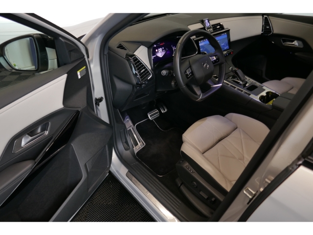 Fahrzeugabbildung DS Automobiles DS7 Esprit de Voyage Panorama Digitales Cockpit Klimasitze LED El. Heckklappe - mit KI generiert/bearbeitet