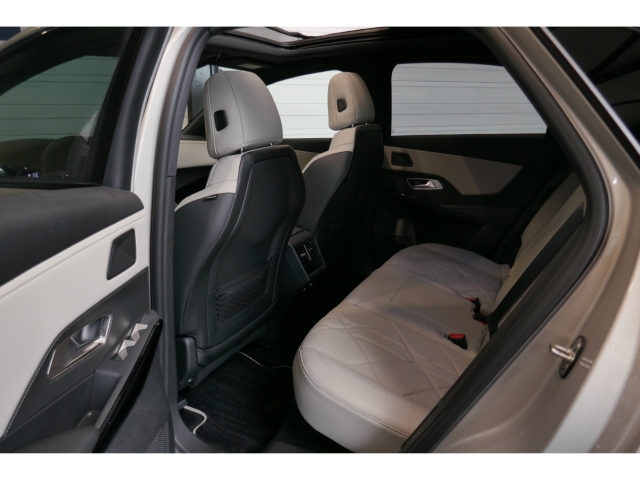Fahrzeugabbildung DS Automobiles DS7 Esprit de Voyage Panorama Digitales Cockpit Klimasitze LED El. Heckklappe - mit KI generiert/bearbeitet