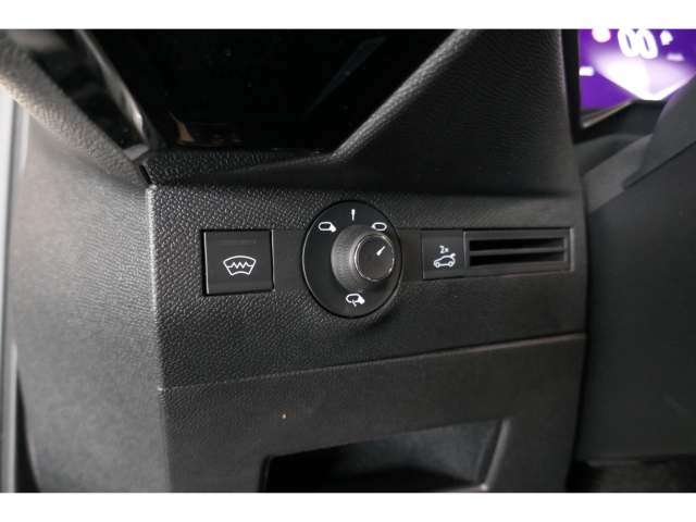 Fahrzeugabbildung DS Automobiles DS7 Esprit de Voyage Panorama Digitales Cockpit Klimasitze LED El. Heckklappe - mit KI generiert/bearbeitet