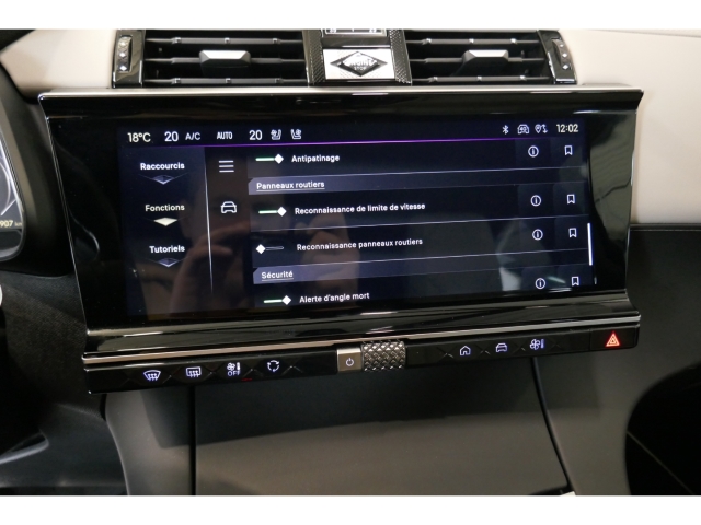 Fahrzeugabbildung DS Automobiles DS7 Esprit de Voyage Panorama Digitales Cockpit Klimasitze LED El. Heckklappe - mit KI generiert/bearbeitet