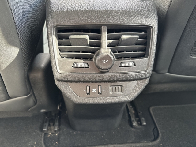 Fahrzeugabbildung Peugeot 5008 Allure Pack 1.5 BlueHDi Navi Digitales Cockpit 360 Kamera LED 2-Zonen-Klimaautom