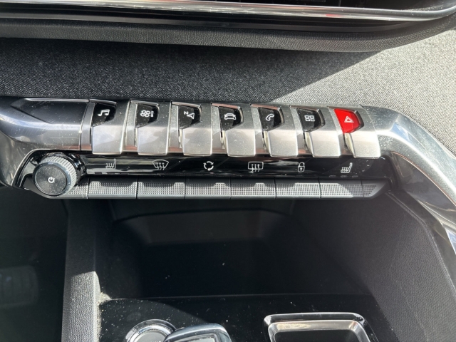 Fahrzeugabbildung Peugeot 5008 Allure Pack 1.5 BlueHDi Navi Digitales Cockpit 360 Kamera LED 2-Zonen-Klimaautom