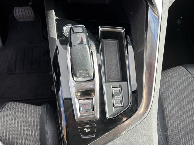 Fahrzeugabbildung Peugeot 5008 Allure Pack 1.5 BlueHDi Navi Digitales Cockpit 360 Kamera LED 2-Zonen-Klimaautom