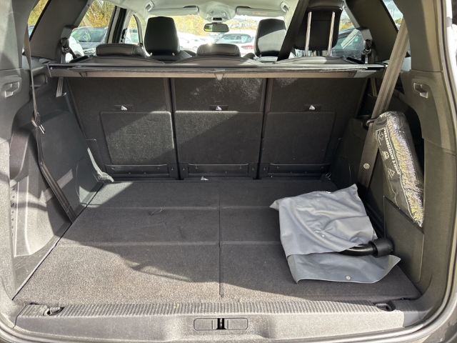 Fahrzeugabbildung Peugeot 5008 Allure Pack 1.5 BlueHDi Navi Digitales Cockpit 360 Kamera LED 2-Zonen-Klimaautom