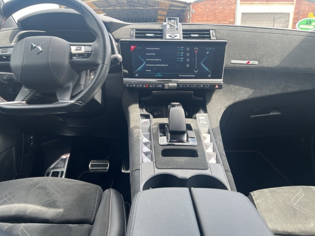 Fahrzeugabbildung DS Automobiles DS7 Crossback E-Tense 4x2 Performance Line + Navi LED El. Heckklappe Apple CarPlay