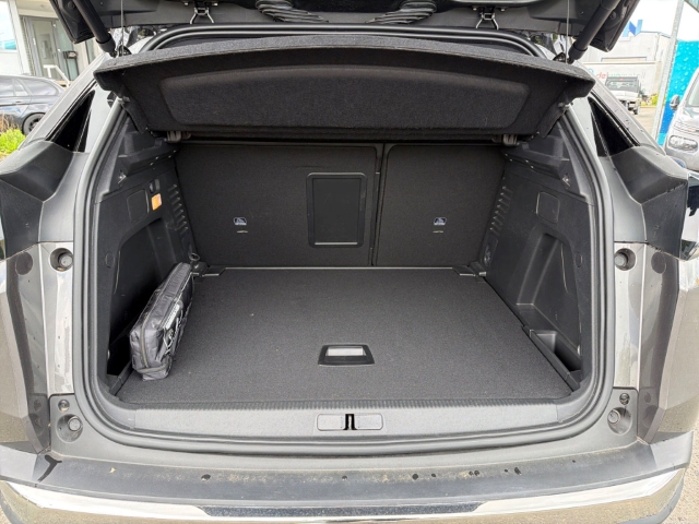 Fahrzeugabbildung Peugeot 3008 Allure Pack Navi Digitales Cockpit LED ACC El. Heckklappe 2-Zonen-Klimaautom